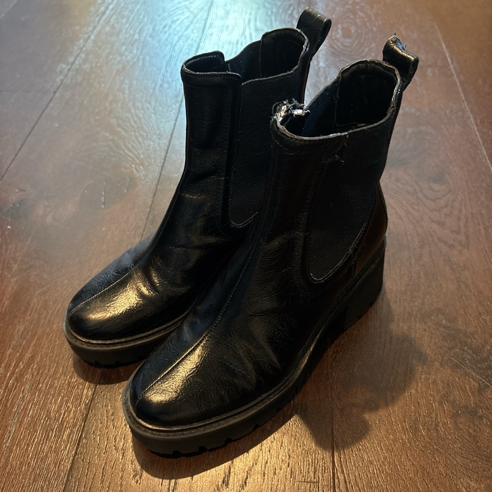 Dolce Vita Black Leather Ankle Boots in women’s size 7